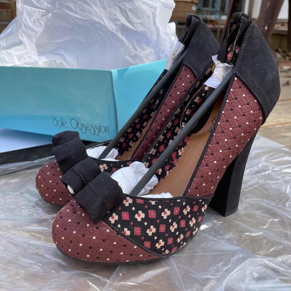 NWT Sole Obsession Ankle Buckle Burg/Black Textile Virgo Close Toe Heal Size 8